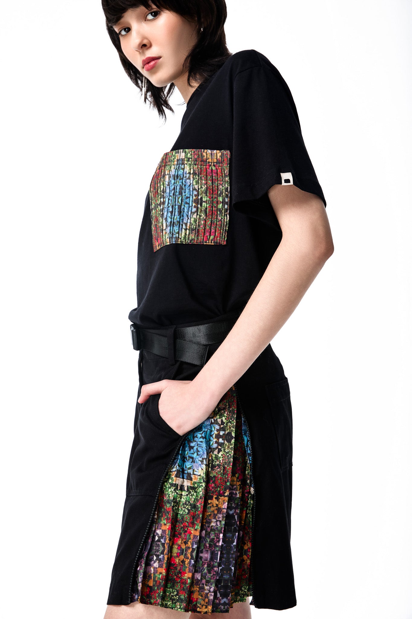 SHORT PLEATED COLLAGE