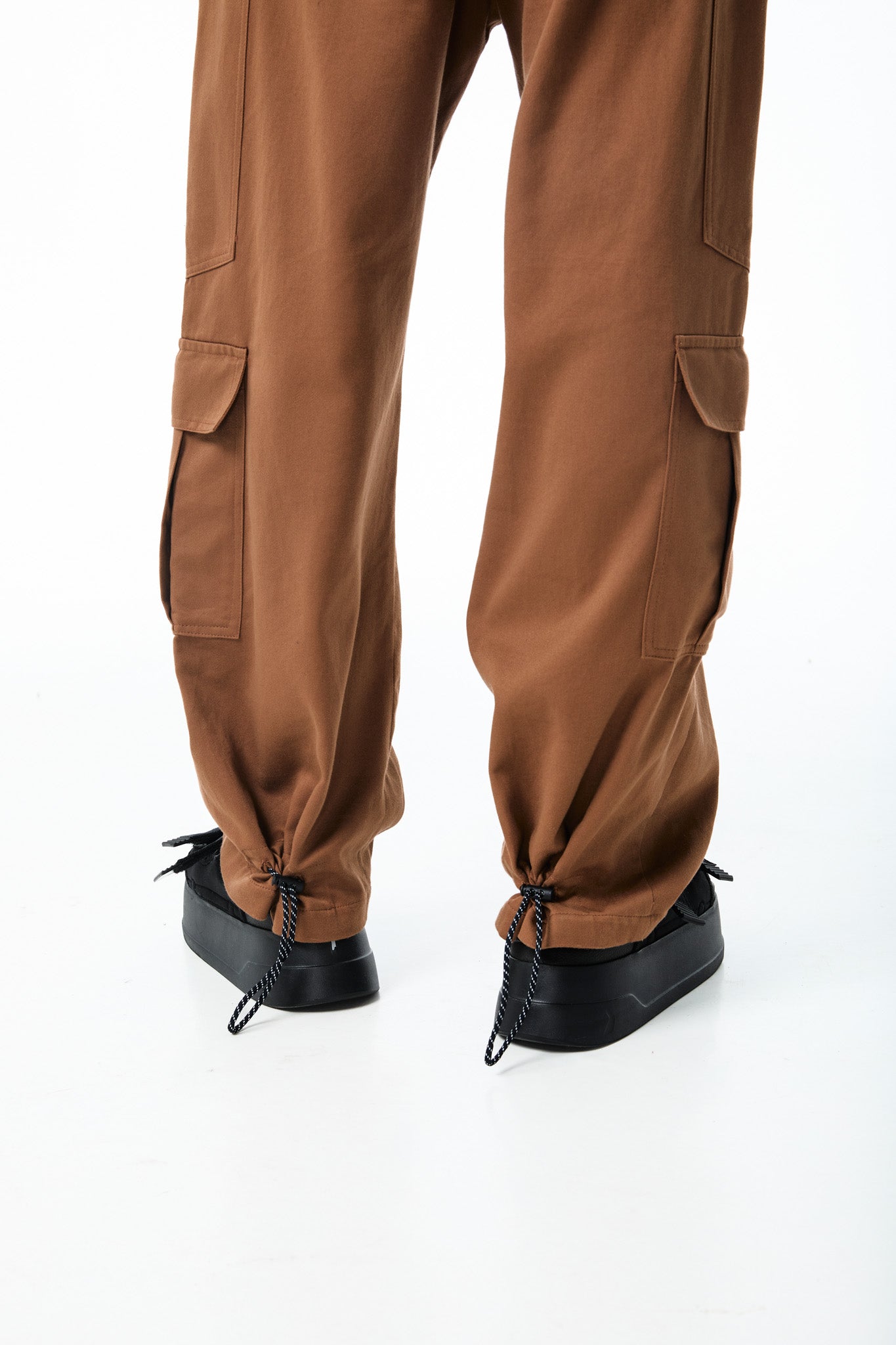 CALÇA CARGO BROWN